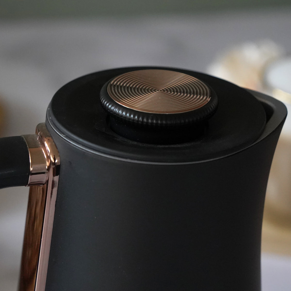 Pack cafetero Hervidor Rosado + Molinillo + Espumador