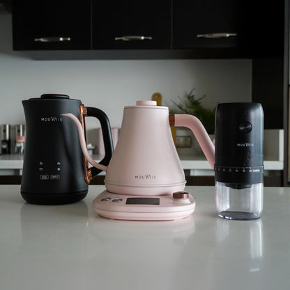 Pack cafetero Hervidor Rosado + Molinillo + Espumador